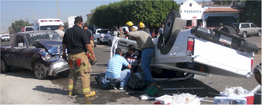 Accidente vial en la 5 de Febrero y Manuel Robles Tobar foto1