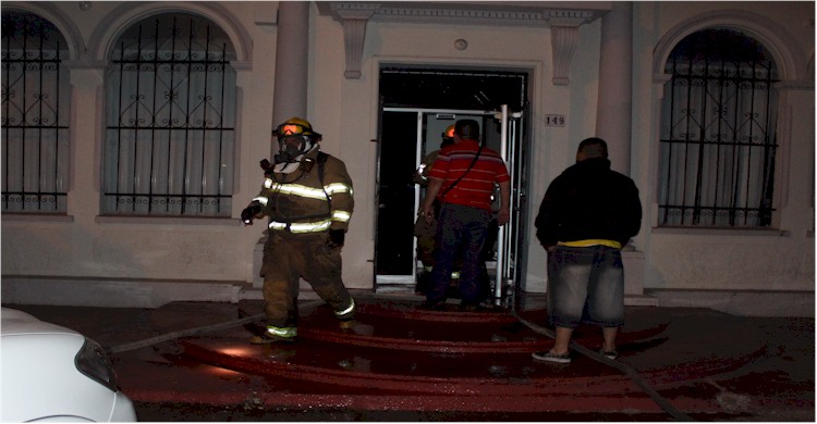 Incendio consume varias motocicletas en taller de empresa crediticia
