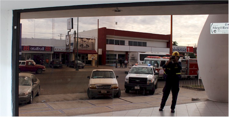 Imgen de B61 reflejada en un cristal de Bolerama Obregn al tomar fotos del incidente