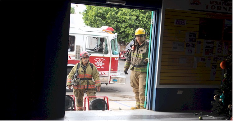 Fernando Arangur y Rigoberto Cabrera mientras ventilan el local de Bolerama Obregn
