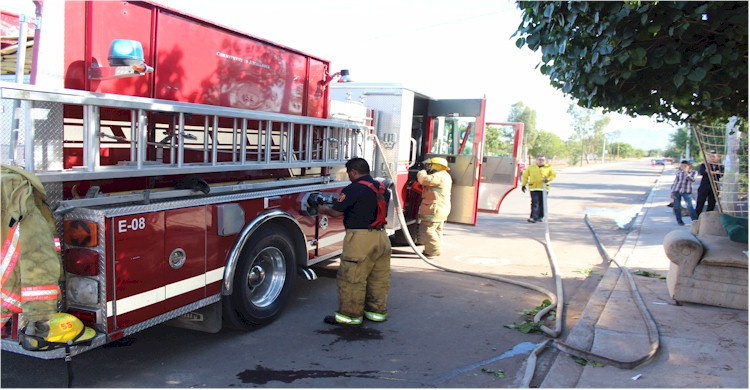 Bomberos trabajando en vivienda incendiada en la colonia Beltrones