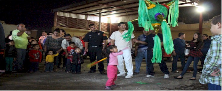 Posada Navidad 2013: rompiendo la piata