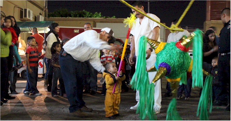 Posada Navidad 2013: rompiendo la piata