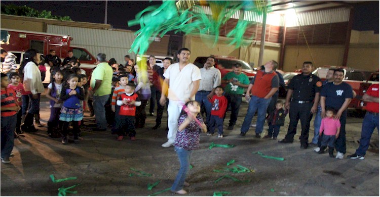 Posada Navidad 2013: rompiendo la piata