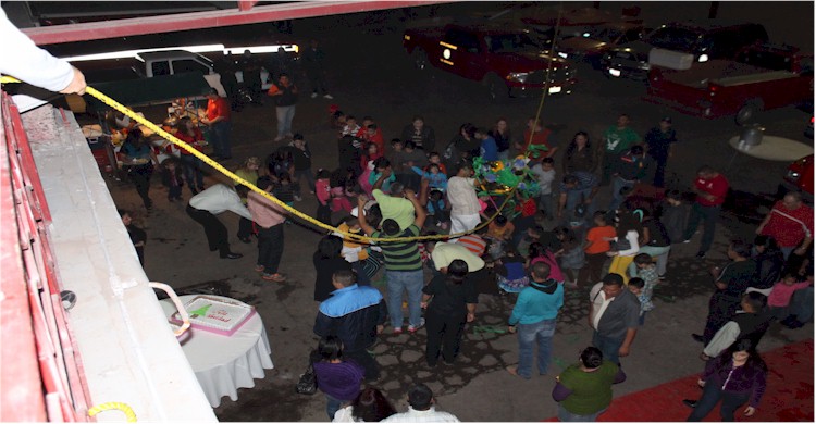 Posada Navidad 2013: rompiendo la piata