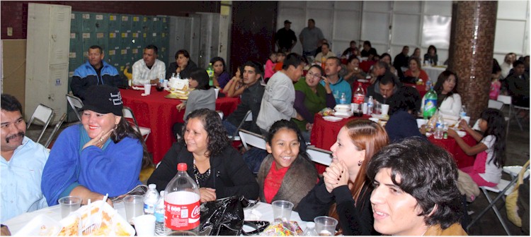 Posada Navidad 2013: vista general con los asistentes