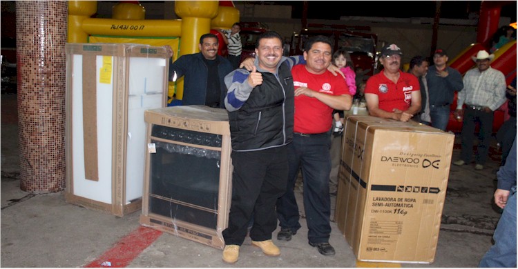 Posada Navidad 2013: rifa de regalos Victor Lpez feliz afortunado con una estufa !!!