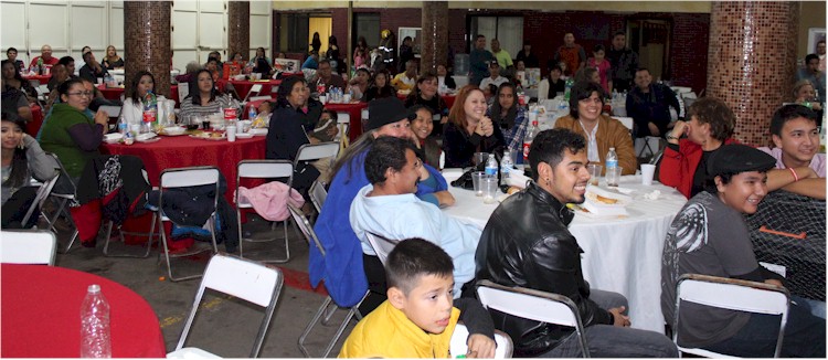 Posada Navidad 2013: vista general con los asistentes
