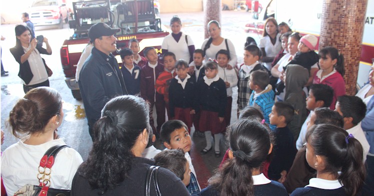 Niñas y niños de El Portón visitan a bomberos