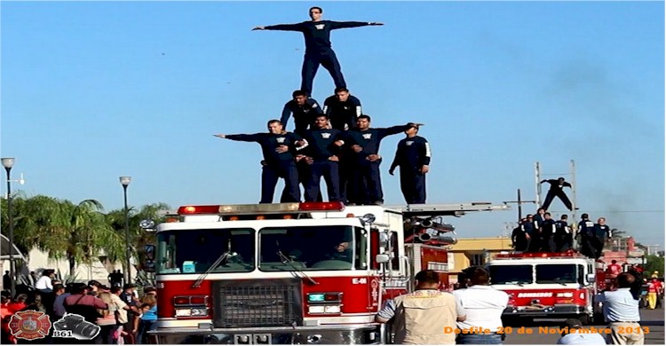 Desfile 20 de Noviembre: Pirámide sobre la unidad E8