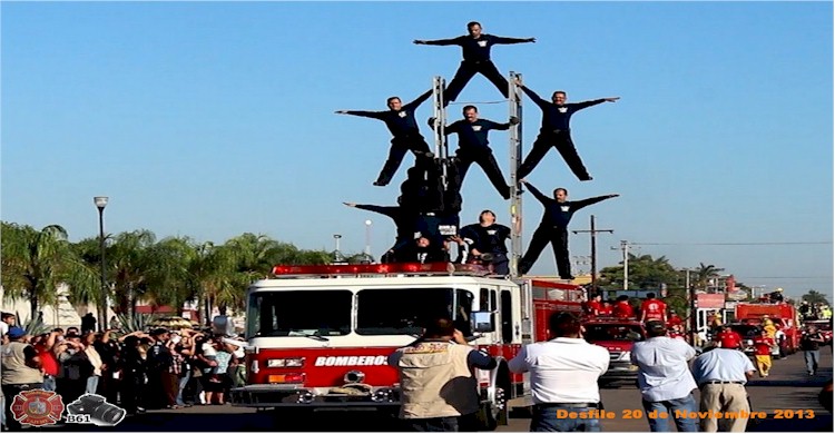 Desfile 20 de Noviembre: pirámide sobre la unidad E4