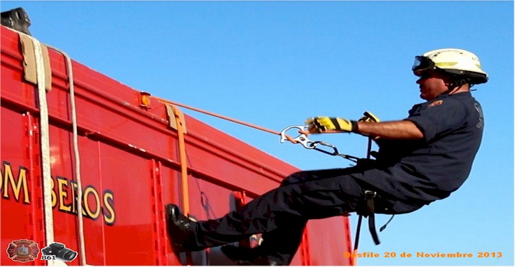 Desfile 20 de Noviembre: integrante del Grupo USAR bajando del camión de rescate asistido por cuerdas