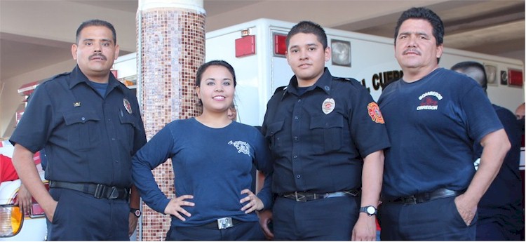 Desfile 20 de Noviembre: personal que trabajó con las quijadas de la vida en simulacro de extracción vehicular