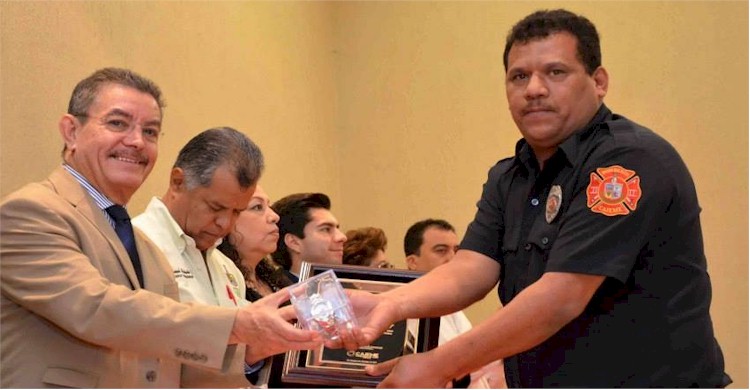 Enrique Godinez recibe reconocimiento por 25 aos de servicio