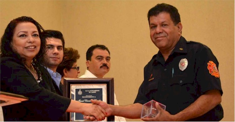 Manuel Cervantes recibe reconocimiento por 25 aos de servicio