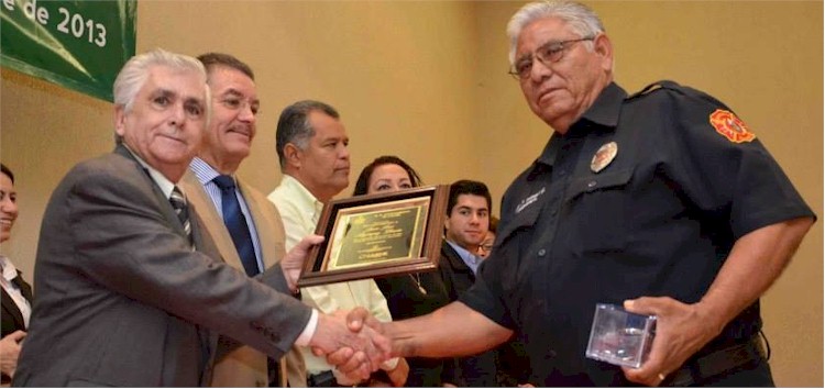 Jesus Bojorquez recibe reconocimiento por 25 aos de servicio