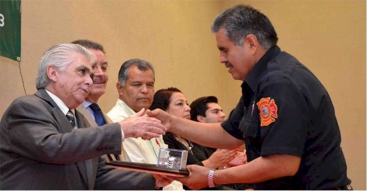 Martn Godoy recibe reconocimiento por 25 aos de servicio