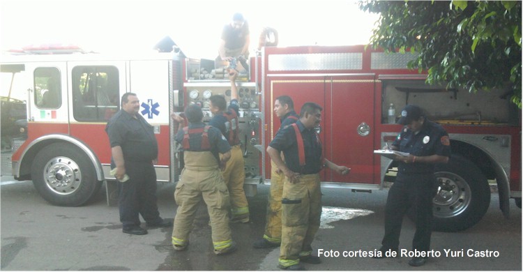 Elementos de la 4ta compañía despues de controlar el incendio de vivienda en Colonia Casablanca