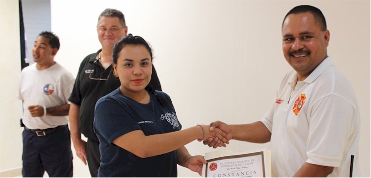 Entrega de constancias a los participantes del curso Materiales Peligrosos impartido por Ricardo Salazar