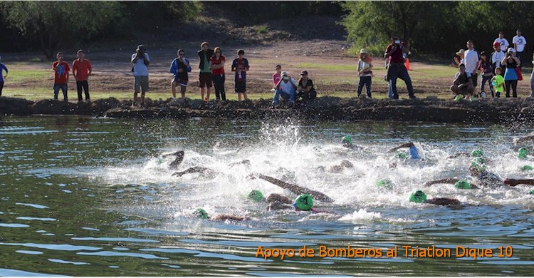 Triatlón Dique 10: inicio de competencia, largada de nadadores
