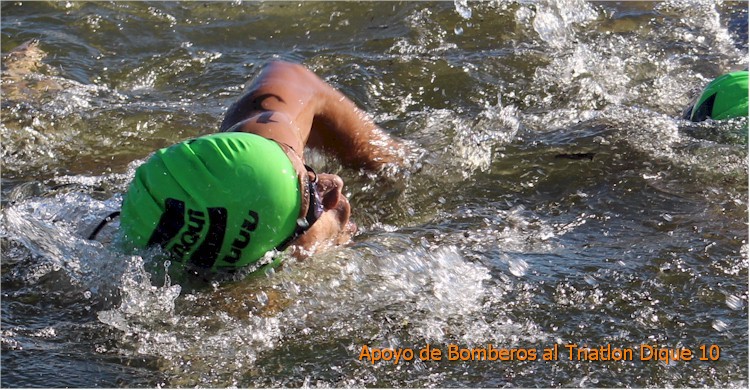 Triatlón Dique 10: primer plano de un nadador