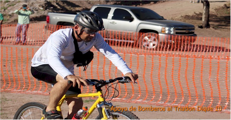 Triatlón Dique 10: primer plano de un ciclista