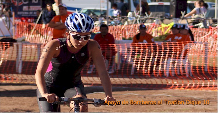 Triatlón Dique 10: primer plano de una ciclista