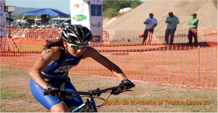 Triatlón Dique 10: primer plano de una ciclista