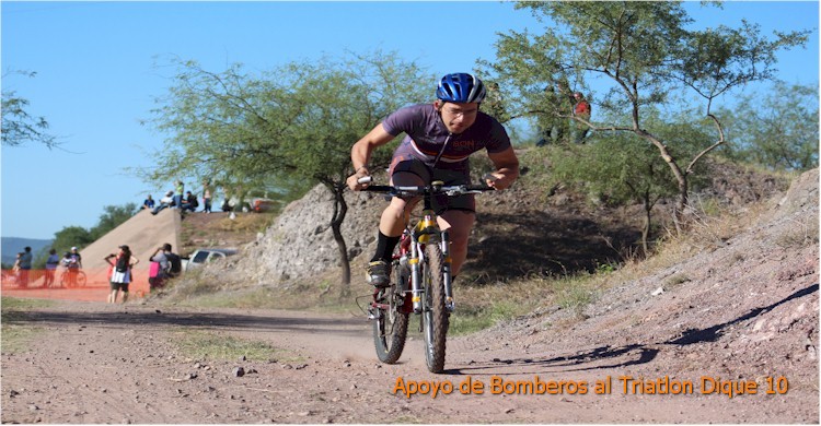 Triatlón Dique 10: primer plano de un ciclista
