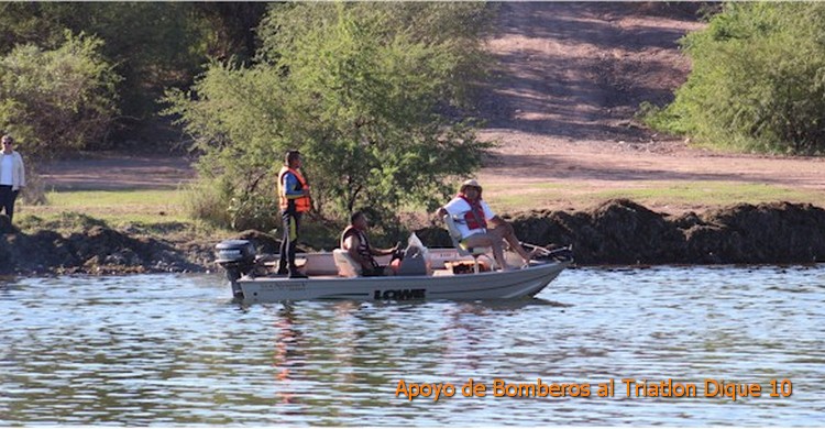 Triatlón Dique 10: lancha con B51, Mendoza y Meraz vigilando