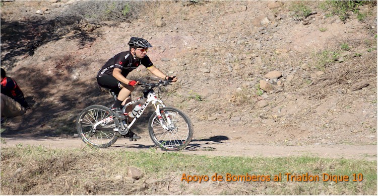 Triatlón Dique 10: primer plano de un ciclista