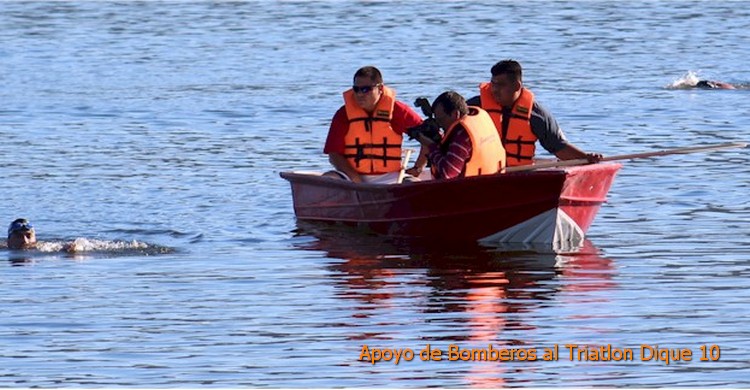 Triatlón Dique 10: Raul Tellez y Rigo Cabrera a bordo de lancha junto a un fotógrafo que filma a un nadador