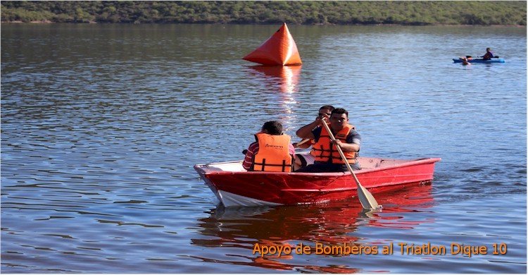 Triatlón Dique 10: Raul Téllez y Rigo Cabrera a bordo de lancha haciendo un recorrido