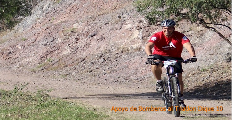 Triatlón Dique 10: primer plano de un ciclista (Rogelio Díaz Brown)
