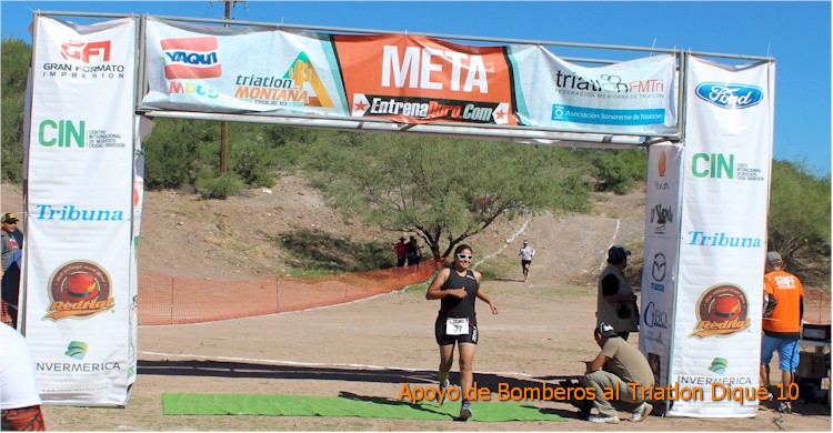 Triatlón Dique 10: corredora cruza la meta