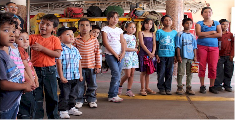 Nias y nios de Pueblo Yaqui visitan a Bomberos - Foto 3