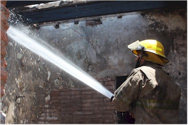 Incendio de casa abndonada Callejn Nicaragua - Foto 4