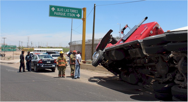Se vuelca camin sobre el paso a desnivel de ingreso al Parque Industrial - 6