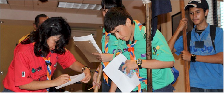 Scouts visitan a Bomberos - Foto 1
