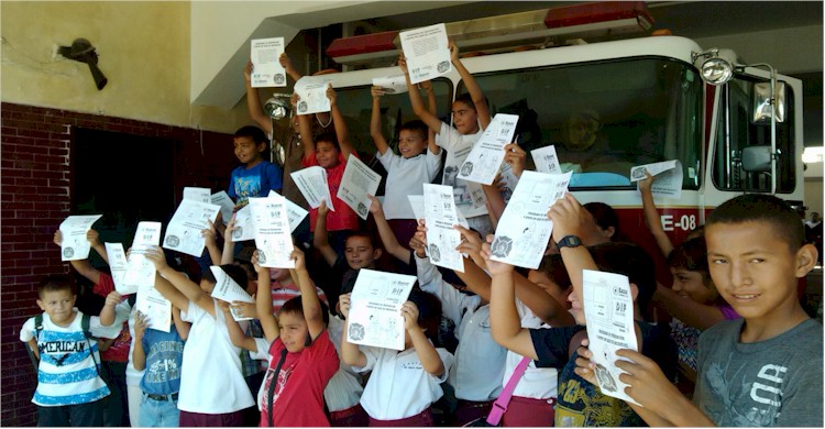Niñas y niños de Tesopobampo visitan a bomberos