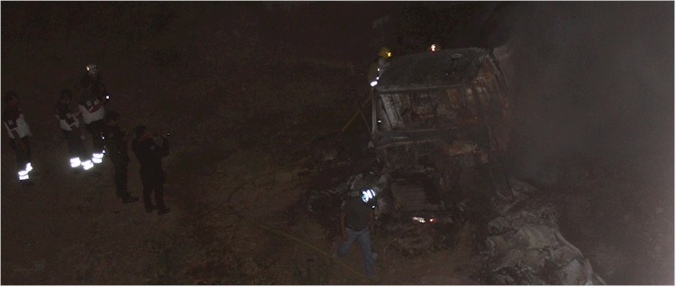 Cae y se incendia tractocamin en el Puente del Ro Yaqui - Foto 1