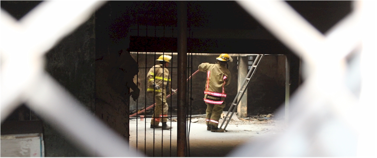 Incendio de basura en centrico edificio abandonado - Foto 2